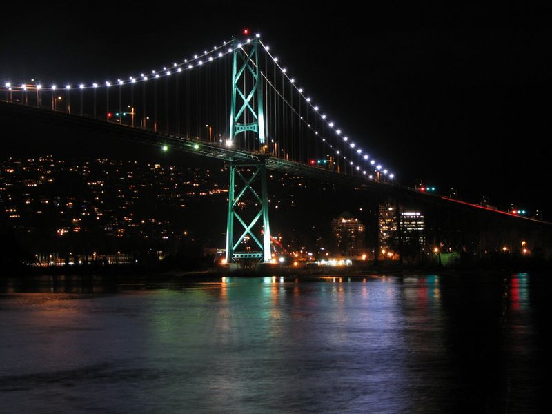 ライオンズゲートブリッジの夜景